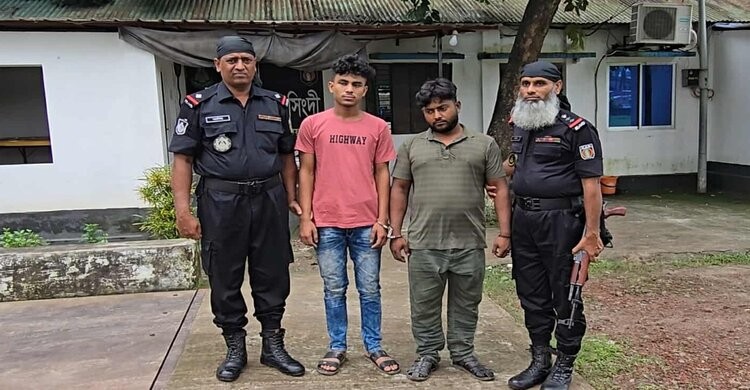 শিবপুরে হত্যা ও ডাকাতি মামলার আসামী অস্ত্রসহ গ্রেপ্তার শিবপুরে হত্যা ও ডাকাতি মামলার আসামী অস্ত্রসহ গ্রেপ্তার