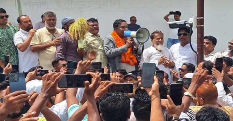 বিএনপি নেতা মনজুর এলাহীকে বিমানবন্দরে স্বাগত জানাল নেতাকর্মীরা বিএনপি নেতা মনজুর এলাহীকে বিমানবন্দরে স্বাগত জানাল নেতাকর্মীরা