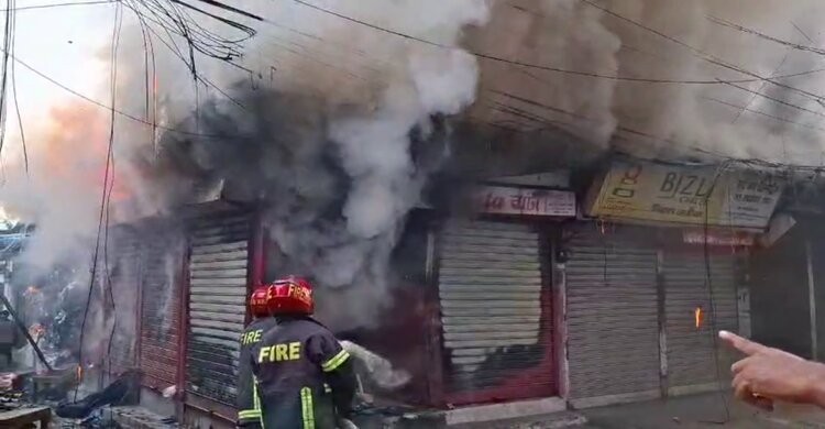 মাধবদীর সোনার বাংলা সমবায় মার্কেটে আগুনে পুড়ল ৬ দোকান মাধবদীর সোনার বাংলা সমবায় মার্কেটে আগুনে পুড়ল ৬ দোকান