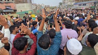 ওসমান হাদির মৃত্যু: নরসিংদীতে ঢাকা-সিলেট মহাসড়ক অবরোধ করে বিক্ষোভ