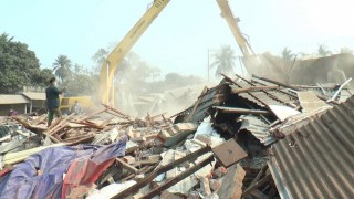 পলাশে শীতলক্ষ্যা পাড়ের তিনশতাধিক অবৈধ স্থাপনা উচ্ছেদ