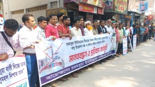 মেঘনা নদীতে অবৈধ বালু উত্তোলন বন্ধ না হলে কঠোর আন্দোলনের হুশিয়ারি