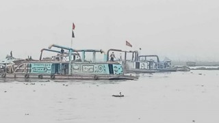 আলোকবালীতে বিএনপি নেতার অবৈধ চুম্বক ড্রেজারে বালু উত্তোলনে বিলীন হচ্ছে কৃষিজমি