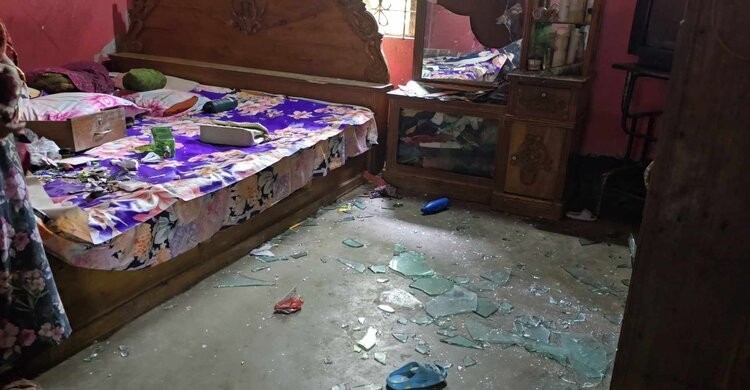 পলাশে প্রবাসীর বাড়িতে হামলা ভাঙচুর লুটপাট পলাশে প্রবাসীর বাড়িতে হামলা ভাঙচুর লুটপাট