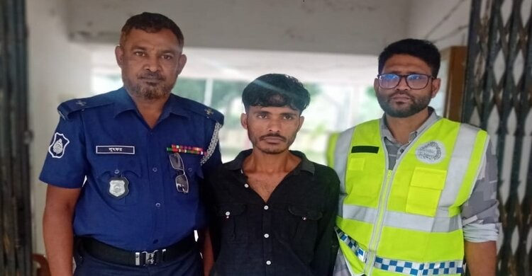 নরসিংদীতে অস্ত্র ও গুলিসহ যুবক গ্রেপ্তার নরসিংদীতে অস্ত্র ও গুলিসহ যুবক গ্রেপ্তার
