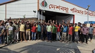 পলাশে বেতন-বোনাসের দাবিতে দেশবন্ধু পলিমারে শ্রমিক বিক্ষোভ পলাশে বেতন-বোনাসের দাবিতে দেশবন্ধু পলিমারে শ্রমিক বিক্ষোভ