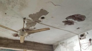 শিবপুরে শ্রেণিকক্ষের ছাদের পলেস্তারা খসে পড়ে ছাত্র-শিক্ষক আহত শিবপুরে শ্রেণিকক্ষের ছাদের পলেস্তারা খসে পড়ে ছাত্র-শিক্ষক আহত