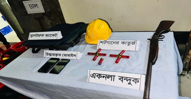 রায়পুরার চরাঞ্চলে যৌথ অভিযান, অস্ত্র-গুলাবারুদ ও ১৩৬ ককটেলসহ গ্রেপ্তার ৩