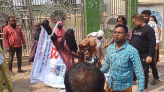 রায়পুরায় অধ্যক্ষকে স্বপদে বহালের দাবিতে মানববন্ধনে হামলার অভিযোগ 
