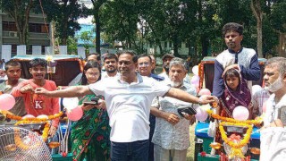 শিবপুরে ঢেউটিন বিভাটেক সেলাই মেশিন অনুদানের চেক ও গাছের চারা বিতরণ করলেন এমপি