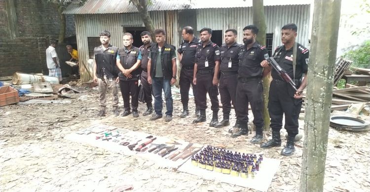 ঘোড়াদিয়ায় পরিত্যক্ত ঘরে এসআরবি'র অভিযান: অস্ত্র, গুলি, মাদক বিক্রির টাকা উদ্ধার