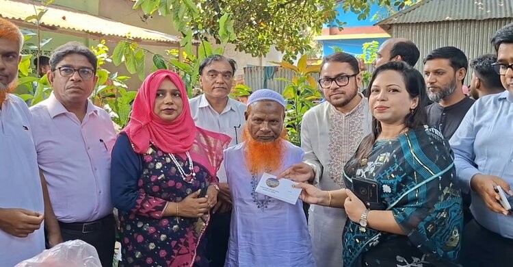 প্রধানমন্ত্রীর নির্দেশে নরসিংদীর শিক্ষক দুখু মিয়ার পাশে দাড়িয়েছে জেলা প্রশাসন
